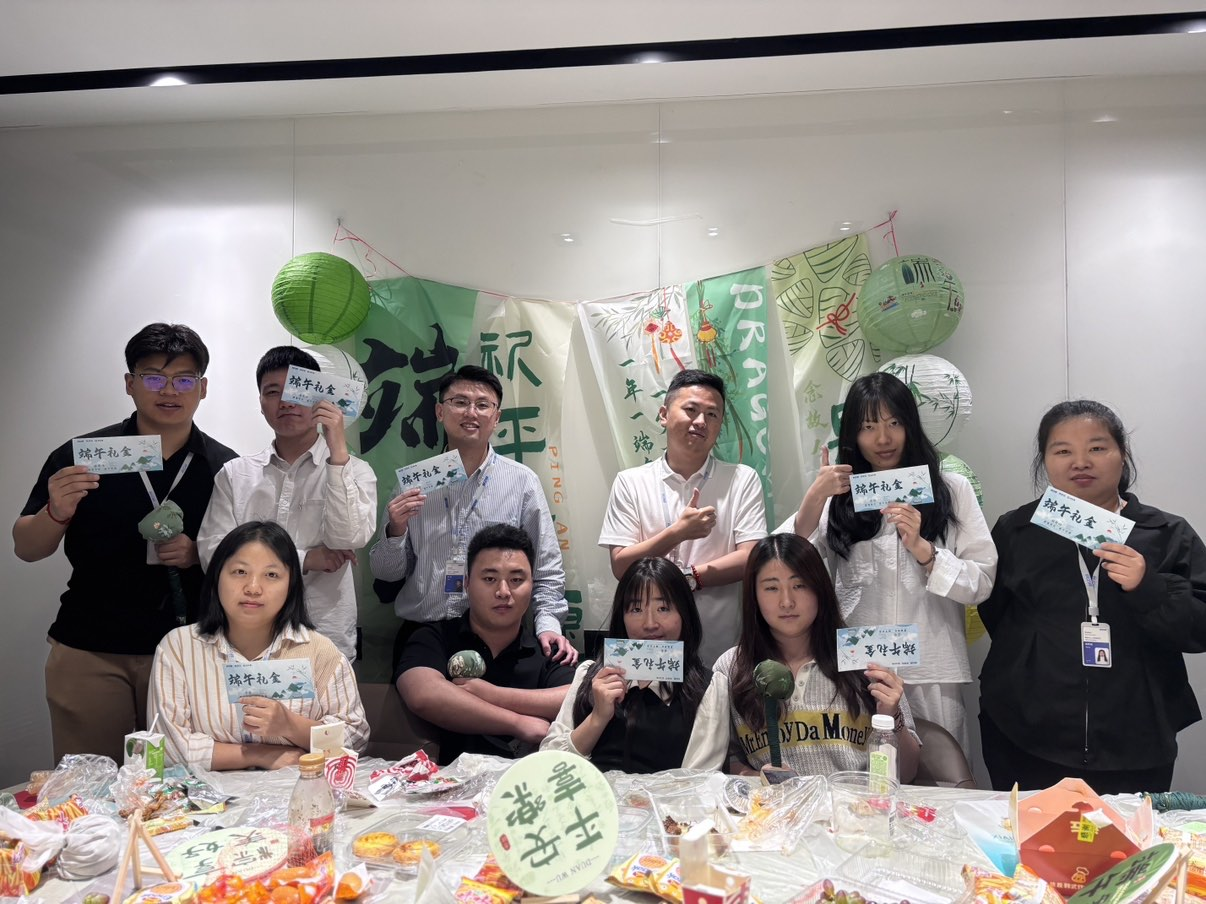 2026.06.17 快企务上海办公室端午活动合影留念。