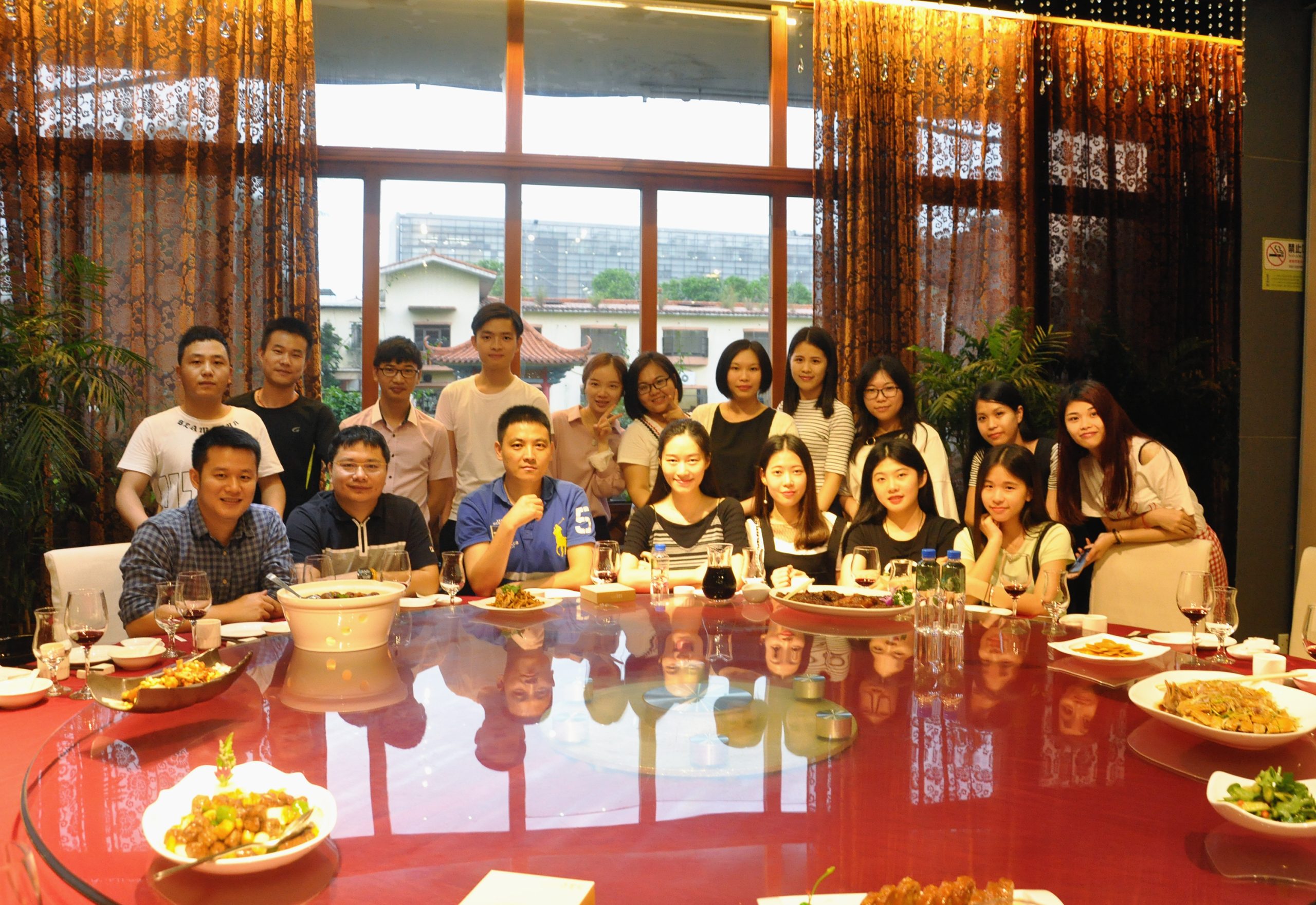 2017.03 7周年聚会，员工共同庆祝公司周年。